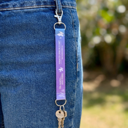 Llavero solidario Fundación Síndrome de Dravet enganchado a pantalón vaquero con llaves colgando uso exterior