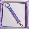 Llavero solidario Fundación Síndrome de Dravet en caja de regalo blanca con papel morado idea de regalo solidario