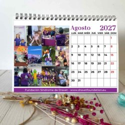 Calendario solidario Dravet 2027 de mesa – agosto