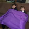 Manta polar solidaria morada (vista 7)
