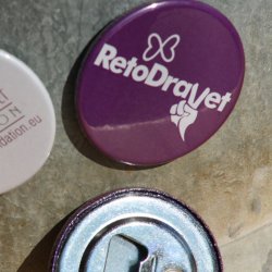 Abridor de botellas morado + imán para colgarlo en la nevera (vista 2)