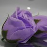 Rosa morada de pétalos de jabón